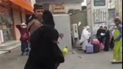 بالفيديو.. لحظة الاعتداء بوحشية على فتاة في مكة المكرمة
