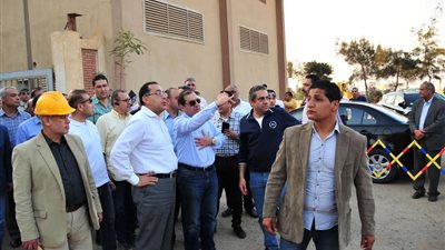 وزير الإسكان يتفقد رافع الصرف الصحي بالشويفات في التجمع الخامس 