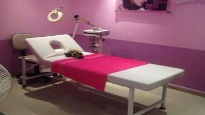 صاحبة مركز تجميل شهير تنتحل صفة طبيبة لإجراء عمليات تجميل للسيدات 