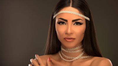 بالصور.. دوللي شاهين تُفاجئ الجميع بارتداء فستان زفاف بعد انفصالها