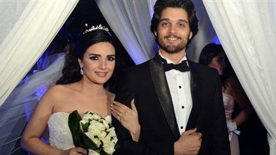 عمر خورشيد وياسمين جيلاني يرزقان بمولودتهما الأولى.. وهذا اسمها