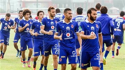 لاعب وسط الاهلى 