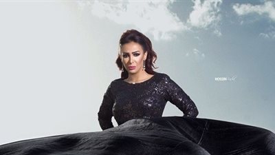 بالصور.. شاهيناز في حفلها الأول بعد خلع الحجاب