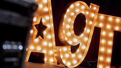 بالأسماء.. 8 مواهب تُشعل مسرح 