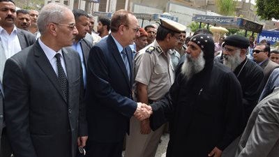 بالصور.. محافظ بني سويف يتقدم مشيعي جنازة 