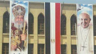 بالفيديو.. حقيقة وضع صور تواضروس وبابا الفاتيكان على مبنى جامعة الأزهر