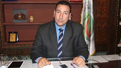 «فيس بوك» يهدد بـ«تفوير» نقيب الصيادلة خلال أيام 