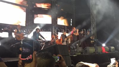 عمرو دياب يُفاجئ جمهوره بأغنية جديدة في حفل 