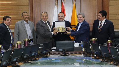 جامعة بني سويف تكرم عمداء كليتي التجارة والعلاج الطبيعي