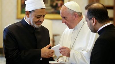 «لوبي» إعلام النظام.. يهين «شيخ الأزهر» و«يقدس» بابا الفاتيكان!! 