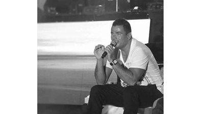 بالفيديو.. عمرو دياب يُثير غضب جمهوره في حفل 