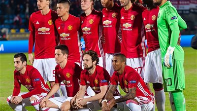 بالصورة.. لاعبو مانشستر يونايتد يقفون دقيقة حداد على ضحايا التفجيرات