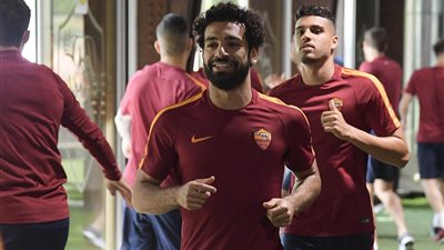 شاهد.. «عروسة صينية» تفاجئ صلاح وزملاءه في مران روما