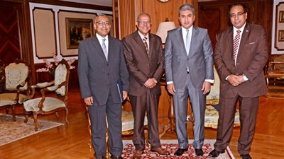 بالصور.. وزير الطيران يكرم رئيس الهيئة العامة لـ«الأرصاد الجوية» 