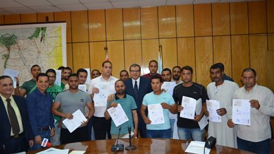 27 عاملًا يتسلمون عقودًا للعمل بإحدى دول الخليج