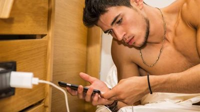 احذر شحن «الموبايل» قبل النوم مباشرة.. السبب مرعب! 