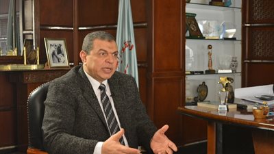 «سعفان» يسلم 25 عاملًا عقودا للعمل بإحدى دول الخليج.. غدًا