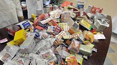 كشف لغز تقليد العلامات التجارية للأدوية وتوزيع العبوات المغشوشة 