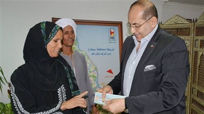 محافظ سوهاج ينهي معاناة سيدة بسبب «المعاش» 