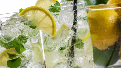 بالفيديو.. هذا ما سيحدث في الجسم عند تناول عصير الليمون «يوميًا» 