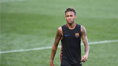 نيمار يغادر مران برشلونة ويودع زملاءه