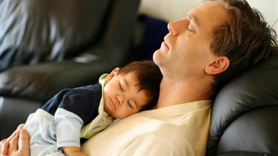 تحذير شديد اللهجة من النوم مع طفلك بتلك الوضعية