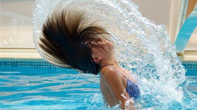 تحذير لمرتادي حمامات السباحة.. هذا ما يفعله الكلور في الجسم