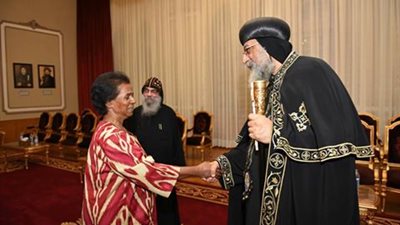 بالصور.. البابا تواضروس يستقبل شقيقة أمير الكويت