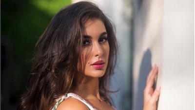 ياسمين صبري تُبهر الجميع بفيديو جديد لها من داخل حمام السباحة