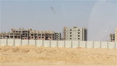 بالصور.. جولة ميدانية لـ«النبأ» تكشف لغز بناء «سور ضخم» حول «العاصمة الإدارية»