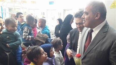 مستشفى 57357 تستقبل وفد جامعة الأزهر بالورود