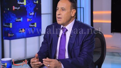 سيارة تقتحم مزلقان سكة حديد 