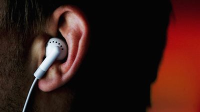 بحث علمي يحذر: سماعات الموبايل تسبب الاكتئاب! 