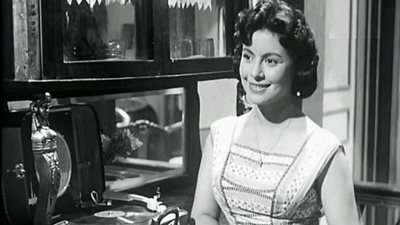 بالصور.. أحدث ظهور للفنانة آمال فريد مع النجمة إلهام شاهين