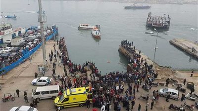 بالفيديو.. لحظة سقوط سيارة في قناة السويس