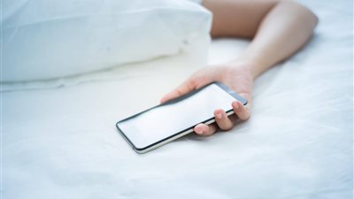 دراسة أمريكية تحذر من النوم بجوار المحمول لهذا السبب!