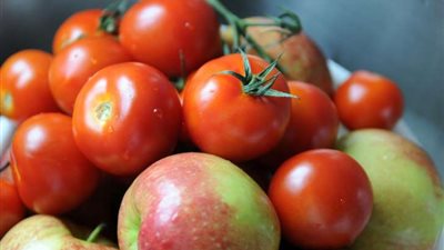 اكتشاف فائدة صحية جديد للتفاح والطماطم!