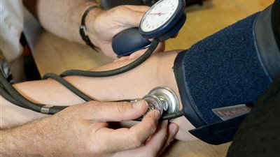 ما هي أسباب ارتفاع ضغط الدم وكيف تعالجه؟!