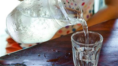 هذا ما يحدث لجسمك عندما تشرب كوب من الماء