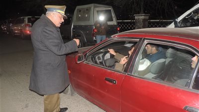 بالصور.. مدير أمن القليوبية يتفقد الحركة المرورية «ليلًا» في بنها 