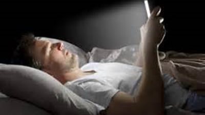 أخطار استخدام الهاتف قبل النوم مباشرة