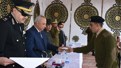 بالصور.. محافظ الشرقية يكرم الضباط وأفراد الشرطة المتميزين 
