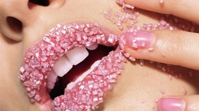 بالخطوات.. وصفات طبيعية من مطبخك لـ«ترطيب الشفاه»