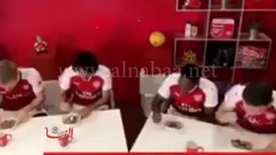 بالصورة.. ثلاثي آرسنال يتناولون «الكشري» مع النني