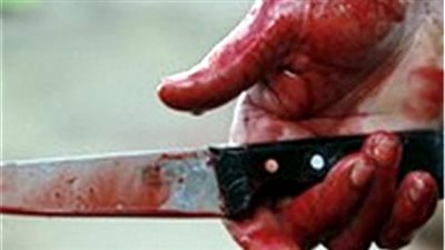 عاطل ينهي حياة والدته بطعنة في القلب