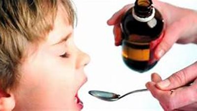 خطوات هامة تحمي طفلك من المخاطر عند «تناول الأدوية»