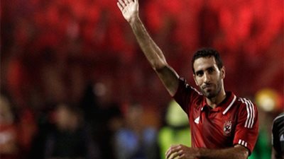أبو تريكة ونجوم أفريقيا يشاركون في تكريم حارس الإسماعيلي الأسبق