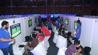 صور.. توافد الجماهير والمشاركين لبطولة تركي آل الشيخ للألعاب الإلكترونية 