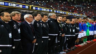 كوبر يطالب لاعبي المنتخب الوطني بتحية الجماهير بعد ودية اليونان