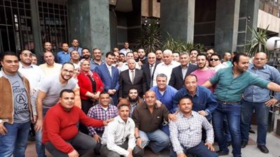 شاهد بالصور.. كيف أدلى العاملون بـ 